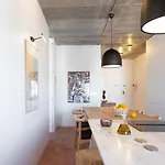 Penzion Portuguese Design Suites - Parking & Metro