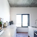 Pensión Portuguese Design Suites - Parking & Metro 4*